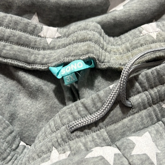 Gray short and hoodie set with stars, 3X for both hoodie and shorts. - Picture 3 of 3